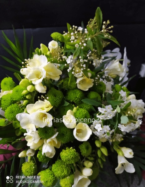 Bouquet con fiori tendente al bianco.