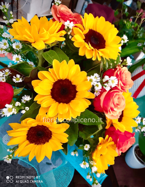 Bouquet di girasoli e rose
