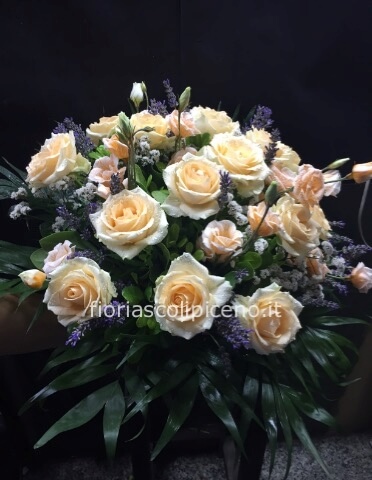 Bouquet con fiori di stagione monocolore