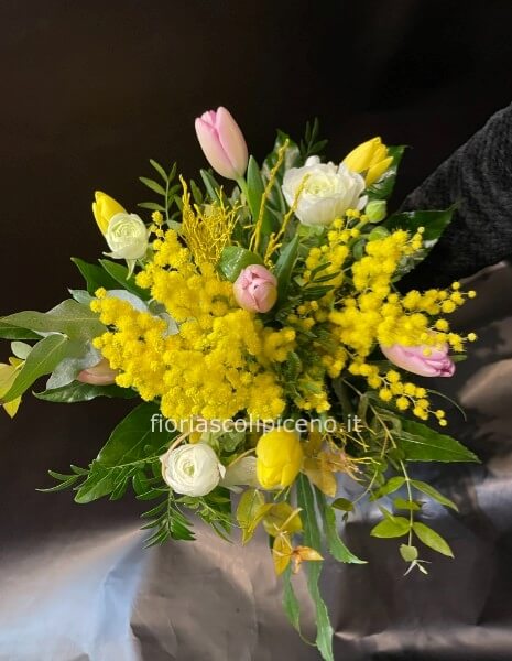 Bouquet dai toni delicati con mimosa