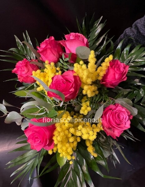 Bouquet di rose colorate con mimosa